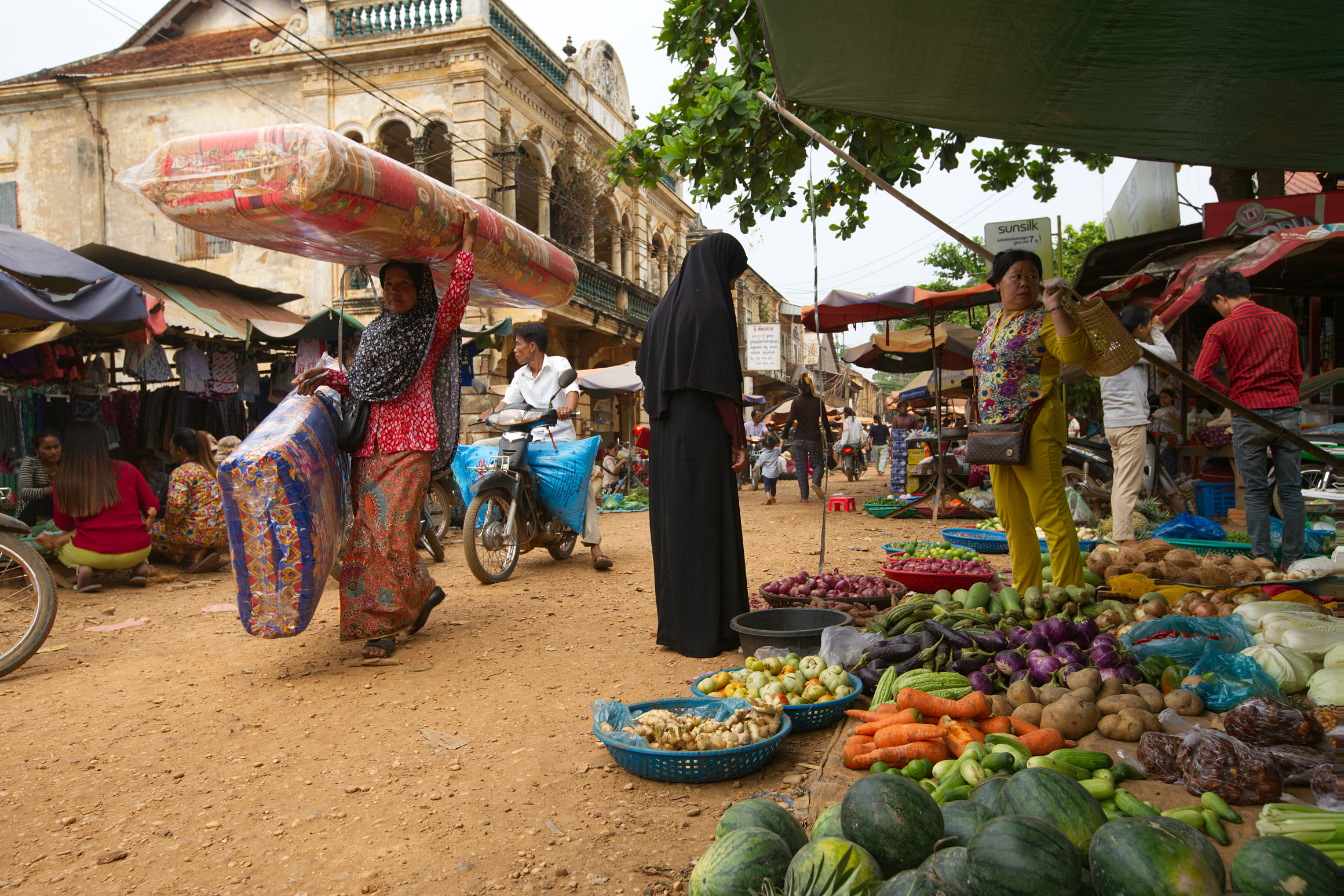 Market scene in Chhlong, Kratie
